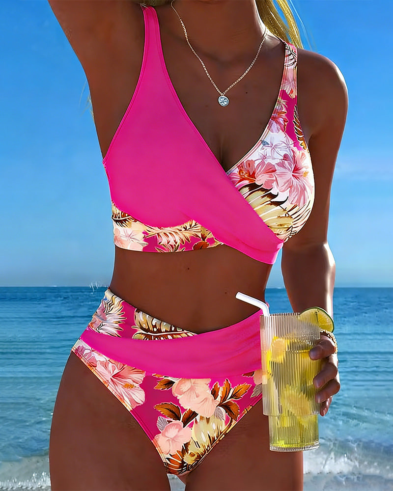 Kontraszt virágmintás bikini és hasíték