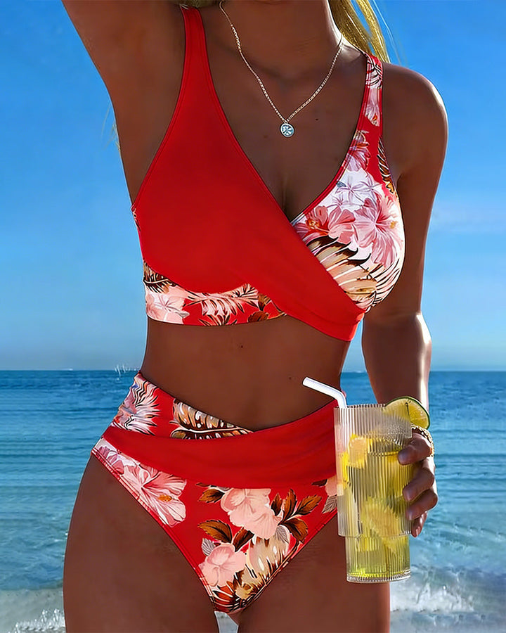 Kontraszt virágmintás bikini és hasíték