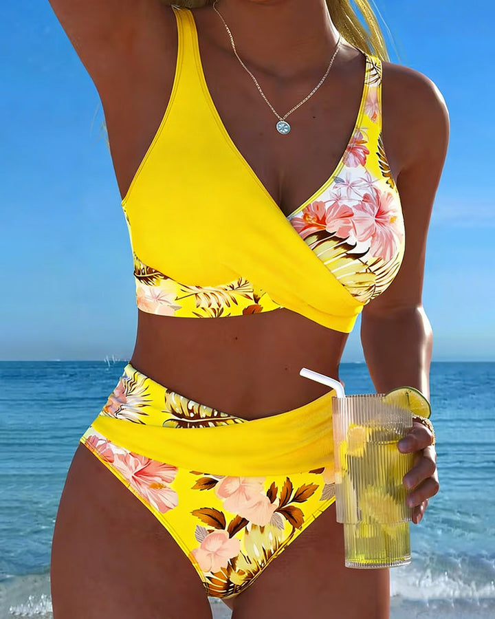 Kontraszt virágmintás bikini és hasíték